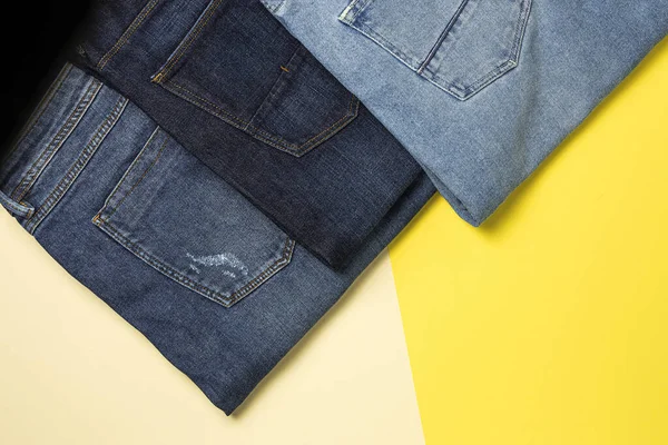 Niebieskie Dżinsy Kolorowym Tle Odizolowane Jeansowe Szczegóły Mody — Zdjęcie stockowe