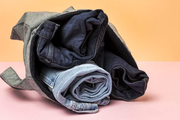 Pantalones Vaqueros Azules Sobre Fondo Colorido Aislado Denim Detalles Moda — Foto de Stock