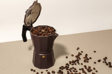 Renkli arka planlarda yüksek kontrastlı ışığı olan geleneksel İtalyan Kahve Makinesi