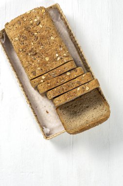 Arkaplanda izole edilmiş mısır gevreğiyle dilimlenmiş kızarmış ekmek..