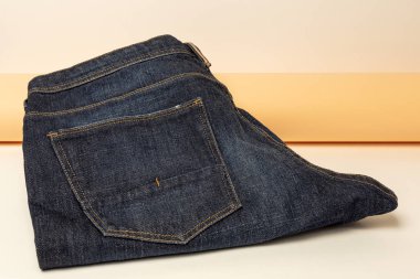 Renkli arka planda mavi kot pantolon izole edilmiş. Denim moda ayrıntıları