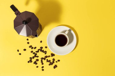 Renkli arka planlarda yüksek kontrastlı ışığı olan geleneksel İtalyan Kahve Makinesi