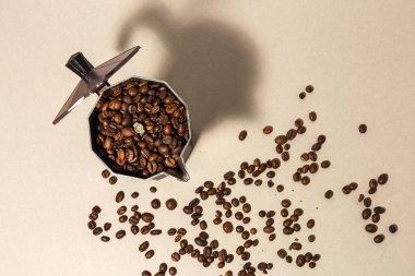 Renkli arka planlarda yüksek kontrastlı ışığı olan geleneksel İtalyan Kahve Makinesi