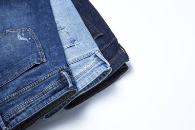 Renkli arka planda mavi kot pantolon izole edilmiş. Denim moda ayrıntıları