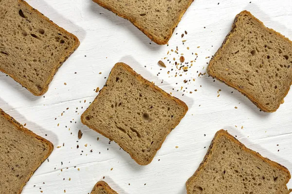 Toast Weizenbrot Scheiben Geschnitten Mit Getreide Isoliert Auf Farben Hintergrund — Stockfoto