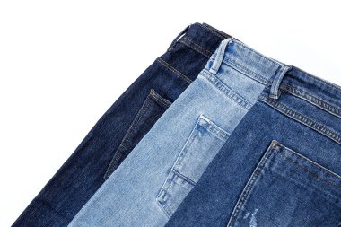 Renkli arka planda mavi kot pantolon izole edilmiş. Denim moda ayrıntıları