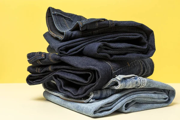 Pantalones Vaqueros Azules Sobre Fondo Colorido Aislado Denim Detalles Moda — Foto de Stock
