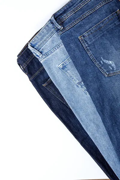 蓝色牛仔裤 底色鲜艳 与外界隔绝 斜纹棉布时尚细节 — 图库照片