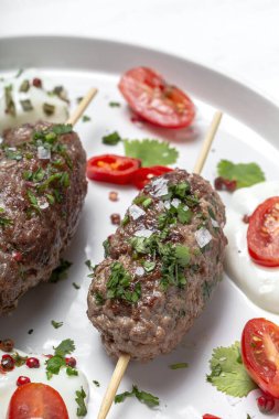 Geleneksel ev yapımı kefta ya da kebap. Helal kavramı. Arapça ve Türkçe yemekler