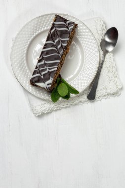 Beyaz zemin üzerinde geleneksel çikolata Millefoglie veya Fransız mili-feuille fotokopi alanı