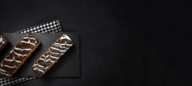 Geleneksel çikolatalı Millefoglie veya koyu arkaplan üzerinde fotokopi alanı olan Fransız mili-feuille