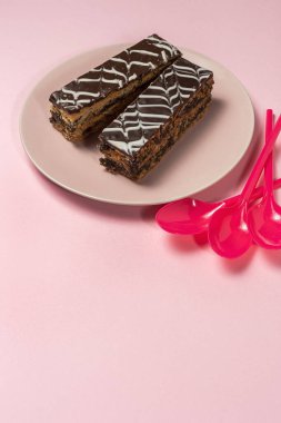 Geleneksel çikolata Millefoglie veya Fransız mili-feuille pembe arka planda fotokopi alanı ile