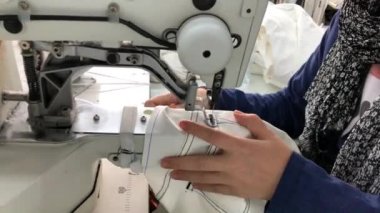 Endüstriyel giyim fabrikasındaki dikiş makinesinde kot pantolon yapma süreci. Tekstil konsepti. Video