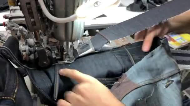 Proces Van Het Maken Van Blauwe Jeans Broeken Video Naaimachine — Stockvideo