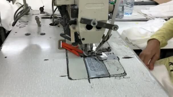 在一家工业服装厂的缝纫机上 用视频制作蓝色牛仔裤裤的过程 纺织品概念 — 图库视频影像