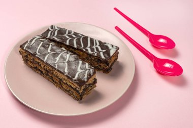 Geleneksel çikolata Millefoglie veya Fransız mili-feuille pembe arka planda fotokopi alanı ile