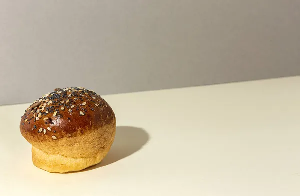 Verschiedene Runde Hausgemachte Brioche Brötchen Mit Samen Auf Buntem Hintergrund — Stockfoto