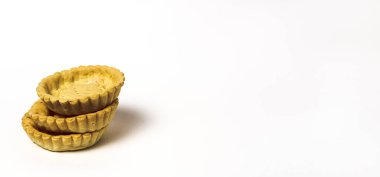 Beyaz arkaplanda ev yapımı boş tartlar izole edildi