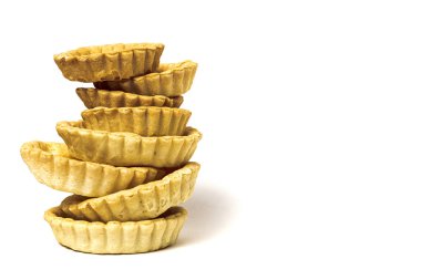 Beyaz arkaplanda ev yapımı boş tartlar izole edildi