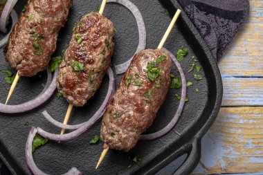 Geleneksel ev yapımı kefta ya da kebap. Helal kavramı. Arapça ve Türkçe yemekler