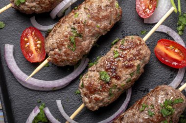Geleneksel ev yapımı kefta ya da kebap. Helal kavramı. Arapça ve Türkçe yemekler
