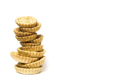 Beyaz arkaplanda ev yapımı boş tartlar izole edildi