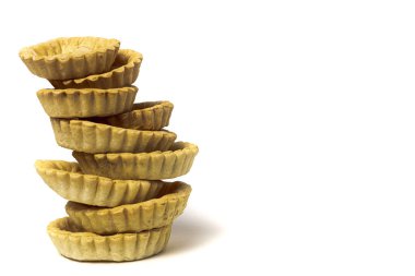 Beyaz arkaplanda ev yapımı boş tartlar izole edildi