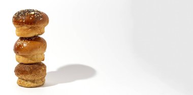 Yüksek kontrastlı ışıkla beyaz arka planda tohumlu ev yapımı brioche çörekleri. İzole edilmiş