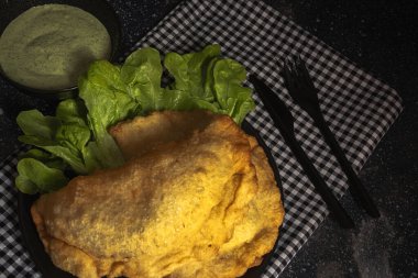 Jambon, peynir ve pesto soslu ev yapımı Napoli pizzası. İtalyan yemeği.