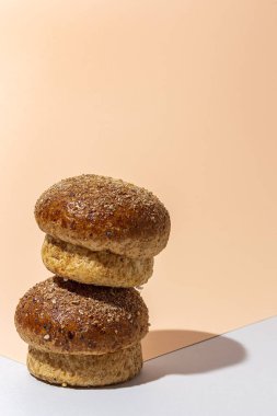 Renkli bir arka planda tohum ve yüksek kontrastlı ışıkla çeşitli ev yapımı çörekler.