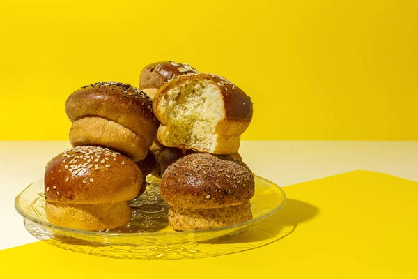 Verschiedene Runde Hausgemachte Brioche Brötchen Mit Samen Auf Buntem Hintergrund — Stockfoto