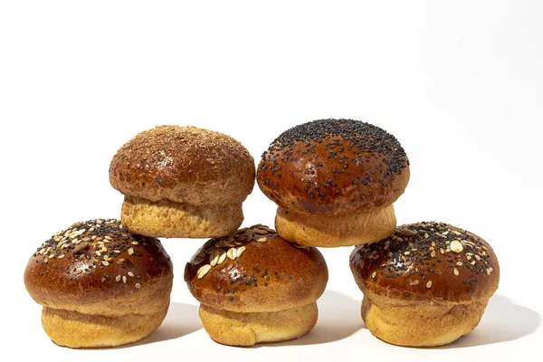 Blandade Runda Hemmagjorda Brioche Bullar Med Frön Vit Bakgrund Med — Stockfoto