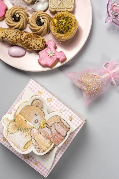 キャンディと色の背景のケーキで赤ちゃんパーティーのためのキャンディ — ストック写真