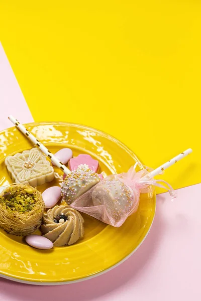 Bebek Partisi Için Şekerleme Renkli Arka Planda Pastalar Zole Edilmiş — Stok fotoğraf
