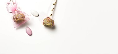 Bebek partisi için şekerleme ve beyaz arka planda pastalar. İzole edilmiş