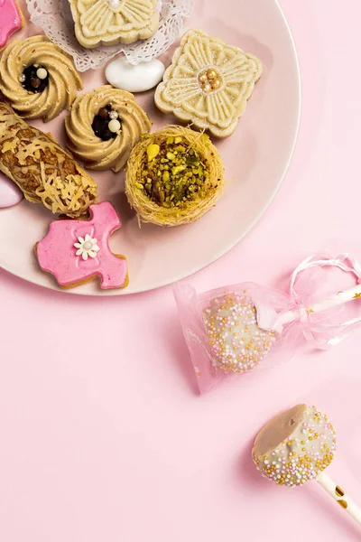 Doces Para Festa Bebê Com Doces Bolos Fundos Coloridos Isolados — Fotografia de Stock