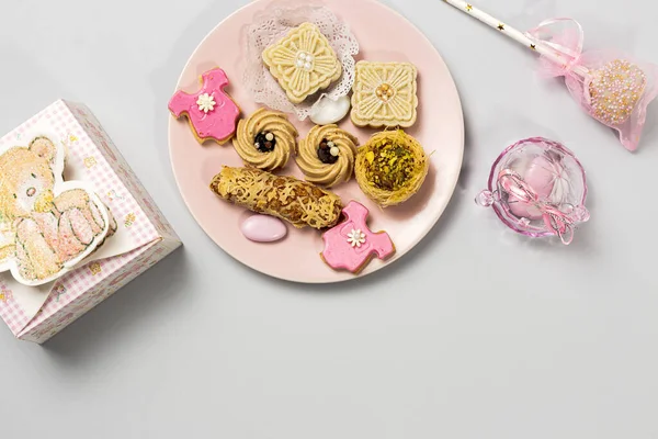 Γλυκά Για Πάρτι Μωρών Καραμέλες Και Κέικ Χρωματιστό Φόντο Μεμονωμένα — Φωτογραφία Αρχείου