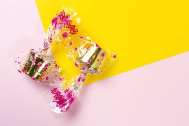 Bebek partisi için şekerleme ve renkli arka planda pastalar. İzole edilmiş