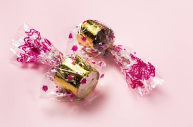 Bebek partisi için şekerleme ve renkli arka planda pastalar. İzole edilmiş