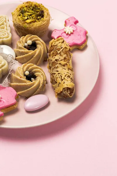 Süßigkeiten Für Baby Party Mit Bonbons Und Kuchen Auf Farbigen — Stockfoto