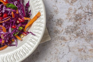 Mısır, havuç, nar ve ıspanaklı ev yapımı mor lahana salatası. Vejetaryen konsepti. Sağlıklı yemek.