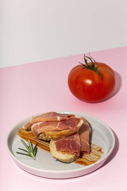 Geleneksel İspanyol İber Domatesli Serrano Jambonu. Parma jambonlu İtalyan antipasto.