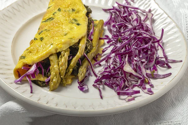 Gezond Zelfgemaakte Groene Asperges Omelet Met Spinazie Purple Cabbage Met — Stockfoto