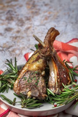 Ev yapımı ızgara organik kuzu pirzolası ve biberiyeli ve otlu.