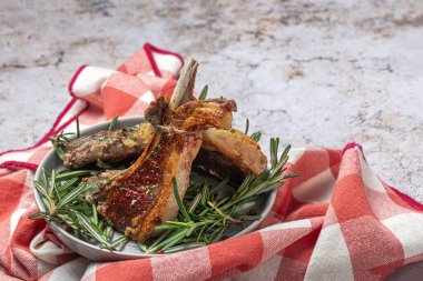 Ev yapımı ızgara organik kuzu pirzolası ve biberiyeli ve otlu.