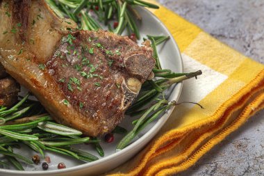 Ev yapımı ızgara organik kuzu pirzolası ve biberiyeli ve otlu.