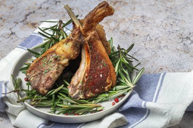 Ev yapımı ızgara organik kuzu pirzolası ve biberiyeli ve otlu.