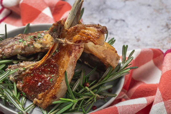 Ev yapımı ızgara organik kuzu pirzolası ve biberiyeli ve otlu.