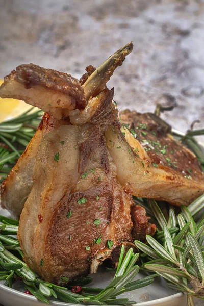 Homemade Grilled Organic Lamb Chops Rosemary Aromatic Herbs — Stock Photo, Image