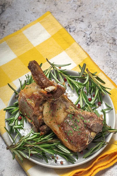 Ev yapımı ızgara organik kuzu pirzolası ve biberiyeli ve otlu.